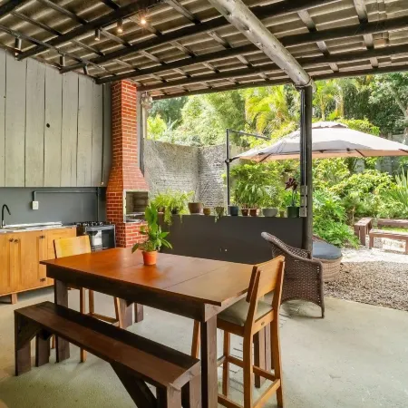 Your Getaway in Florianopolis, Just Minutes From the Beach NDE Отели рядом с достопримечательностью «Кампече»
