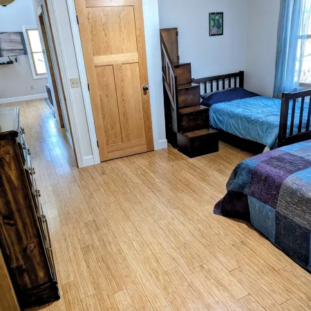 Serene & private getaway 5 min. from EVL. 4 beds, 2.5 baths, sleeps 14, hot tub.