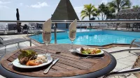 DoubleTree by Hilton Noumea Ilot Maitre Resort - С баром