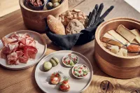 팔켄슈타이너 호텔 크론플라츠 - The Leading Hotels of the World - 조식 운영