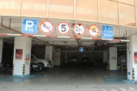 Xuanwei Meihuan Hotel - parking