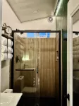 Charming tiny house in lovely Lowell with AC, WiFi, fenced in private space - 3성급