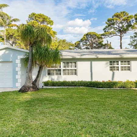 Golfers Green Retreat with 35' Heated Saltwater Pool & Tiki. Pet Friendly!