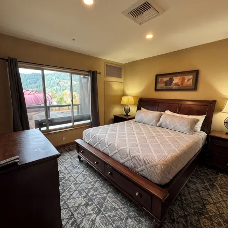 Spread Out in a Deluxe Suite with en Suite Listed Separately Отели в г. Келлогг