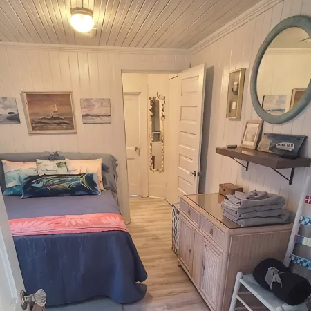 Cozy Vintage Artist Cottage. 5-minute walk to the beach, 2BR / 1 BA. Pets OK,