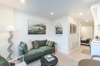 1BR Alpha APT - Central Stay, Top Amenities - Homestays