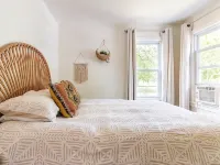 Charming Lakeside 2-bedroom cottage in lovely Alburgh, VT Hotels in Alburgh
