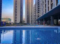 Xingyue International Apartment (Maoming High-Speed Railway Station Aegean Shopping Park) - Rooftop Pools