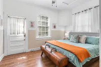 Pet-Friendly Cottage, Walk to Downtown Entertainment & Parades!