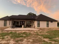 2 acres, gated5 miles to TAMUPatio with fire pit, tv, grill, sitting area