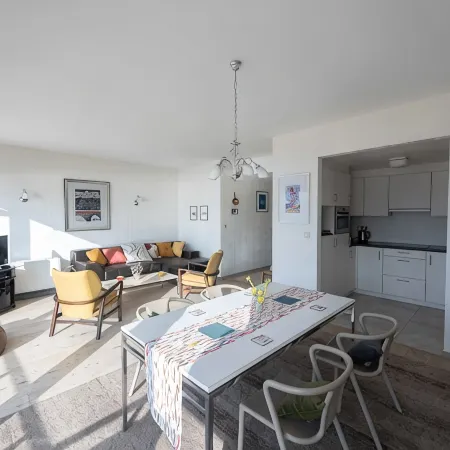 Seaview Apartment on the Beach - Free Parking!