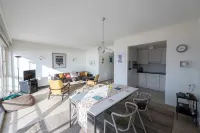 Seaview Apartment on the Beach - Free Parking!