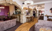 Twin Oaks Hotel