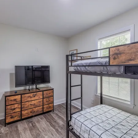 Cozy Gray House - Spacious , Safe & Perfect for Families.