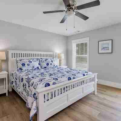 1 Wanderer Lane New luxury 7 bedroom house 100 yards from beach.  Large pool spa Rooms