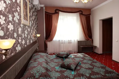 Bristol Hotel - 2성급