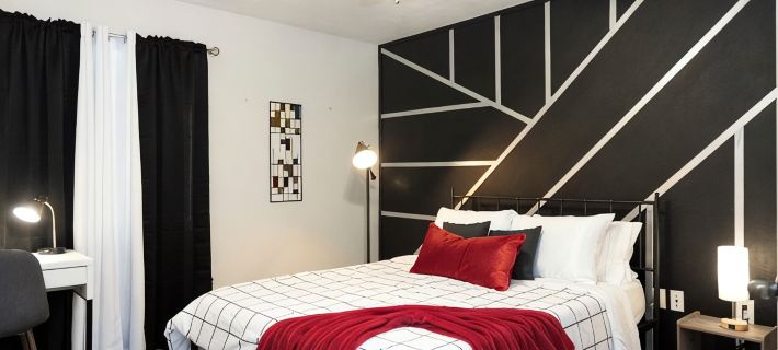 Rustic Luxe Loft: A King Bed Hideout with Edge Ξενοδοχεία στην πόλη Gainesville