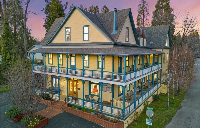 American River Inn