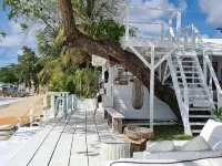Luxe Private Pool Villa in Porters Place, Exclusive Beach Club Access, Gym & BBQ Hotels in Porters