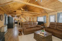 Huck's Hideaway - Mountain Views Near Rangeley! Pet Friendly! - Hytter