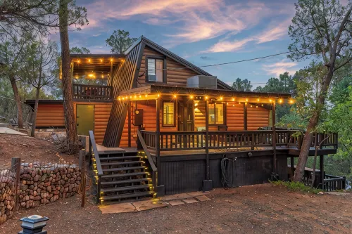NEW!! Modern, updated 2-bedroom cabin with WiFi, games and views in quaint Pine