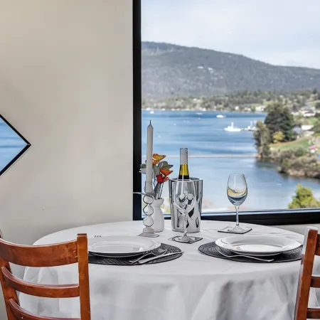 Quarry Hill Lookout ..... scenic views, luxurious amenities, relaxing atmosphere