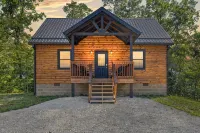 Cliff Haven at Red River Gorge 2-Bedroom Cabin with WiFi, AC, Fire Pit, Hot Tub