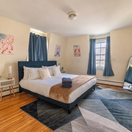 Spacious 3BDR/4Bed apartment with King + Queen beds, WiFi, AC in Downtown Salem