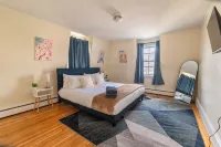 Spacious 3BDR/4Bed apartment with King + Queen beds, WiFi, AC in Downtown Salem - Condos