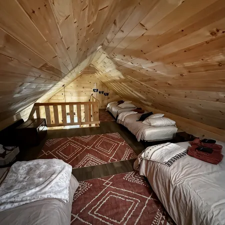 Charming cabin in delightful Montague with WiFi, AC, and parking