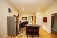 Sunshine Daydream Cottage-Natural Setting in Town - 홈스테이