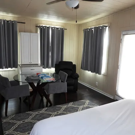 5-bedroom house in delightful Bastrop with fitness room, WiFi, AC