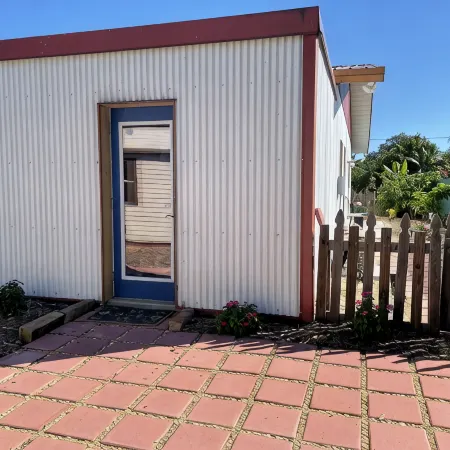 Studio, Private Entrance, fenced in quiet corner, pets ok, large Parking area