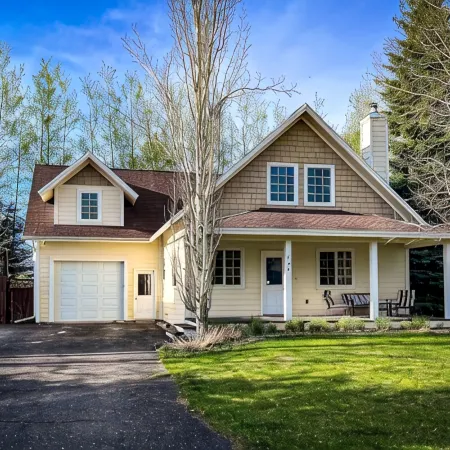 Cozy Idaho Mountain Cottage- Close to downtown and Targhee Resort AC new in 2023