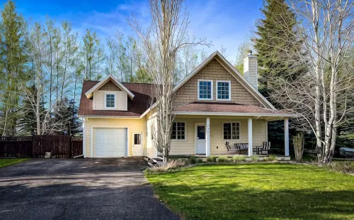 Cozy Idaho Mountain Cottage- Close to downtown and Targhee Resort AC new in 2023