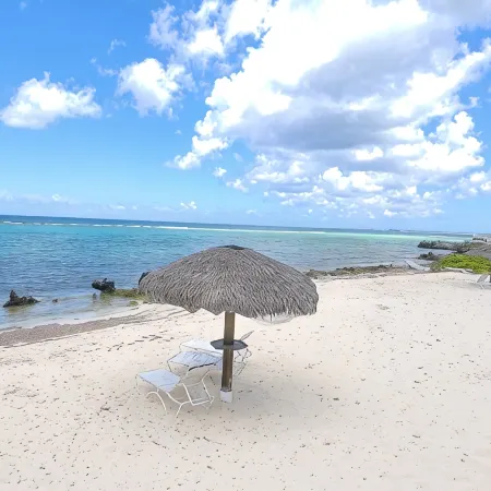Beautiful Ocean Front Sea Lodge in Cayman Kai