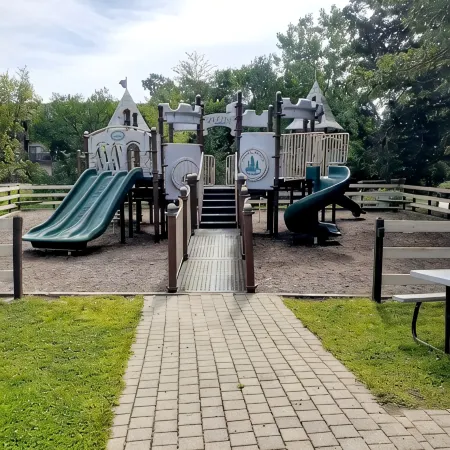 REST IN THE  FOREST RECENTLY REMODELED VILLA WALKING DISTANCE FROM STARVED ROCK