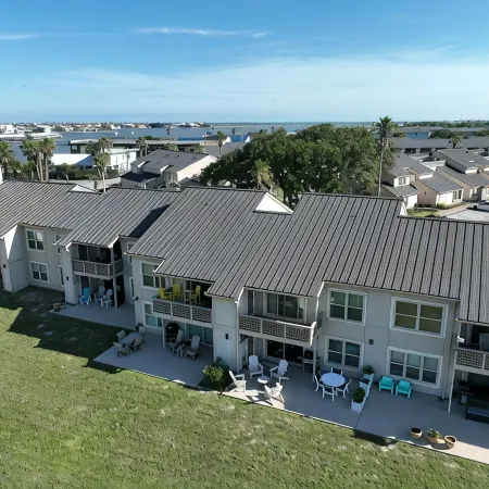 Waterfront Bayhouse condo on Canoe Lake. Three Pools. Boat slip. Tennis.