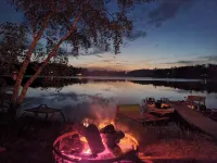 Spacious cabin right on the lake, perfect for your next family vacation! - Chalets