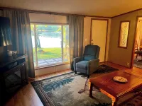 Spacious cabin right on the lake, perfect for your next family vacation! - Chalets