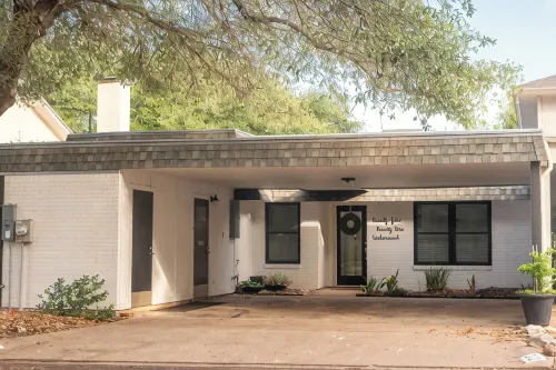 Perfect blend of style and serenity in this 3-br, 2-bath bungalow guest house. - 4-Star