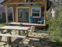 Downtown Cozy Red Cabin Hotels in Victor