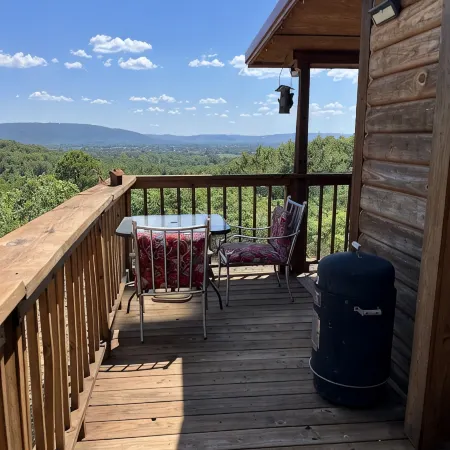 The Romantic LOVE NEST mountain Log Cabin w/ Lake view-5 minutes from the beach!