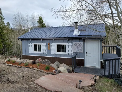 Cozy Cabin - Walk to Lake Granby - Family Friendly - Chalets
