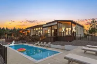 Luxury Hilltop, Surreal Views, Pool, Hot Tub, Firepit & 4Kings Bed - Pools