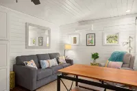 Cabin in Hill Country 1 bed, 1 bath w/ hot tub, gym, sauna, & cold plunge