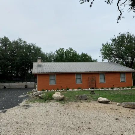 Hummingbird Cabin, located down Riverroad close to local shops and restaurants!