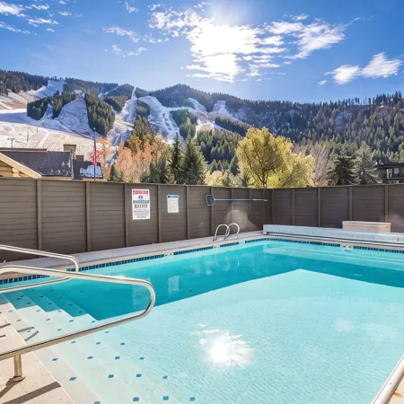 Beautiful Edelweiss Condo steps from Warm Springs Lodge