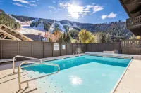 雪絨花距Warm Springs Lodge數步之遙精美公寓大廈 - 4 星級