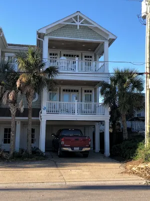 Charming 4-bedroom house in Wrightsville Beach; steps to beach; family friendly